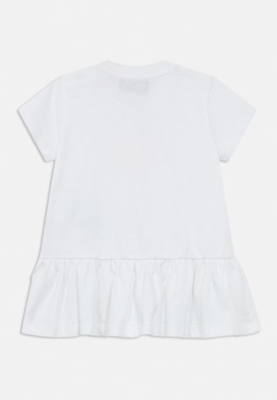 Λευκό φόρεμα με κοντά μανίκια και βολάν στο τελείωμα. Κατασκευασμένο από απαλό βαμβάκι, με κλασική στρογγυλή λαιμόκοψη και απλό, καθαρό σχέδιο.