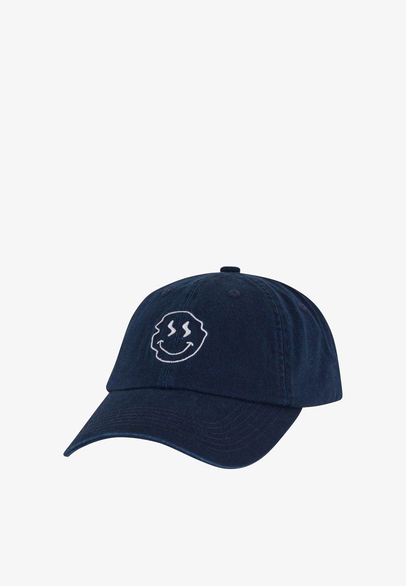 Jūras zila kokvilnas cepure ar izliekto mala, kurai priekšpusē ir balts izšūts smaidošs sejiņas dizains un ventilācijas caurumi uz vainaga.