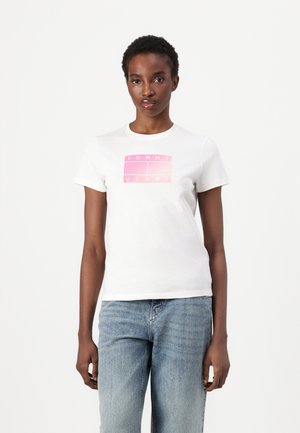 T-shirt en coton blanc avec un graphique rectangulaire rose portant le texte "TOMMY JEANS". Manches courtes et col rond, tissu doux.