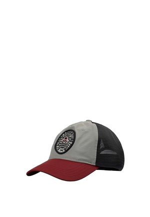 Gorra de béisbol con visera roja, panel frontal gris con un parche circular de "Escape Adventure Club" con calavera y huesos cruzados, y parte trasera de malla negra.