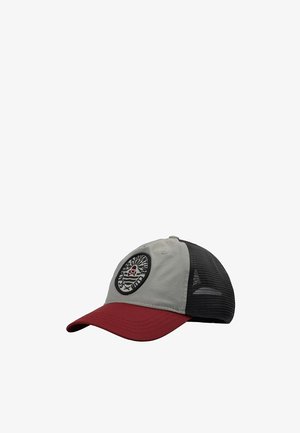 Gorra de béisbol con visera roja, panel frontal gris con un parche circular de "Escape Adventure Club" con calavera y huesos cruzados, y parte trasera de malla negra.