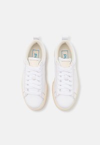 Sneaker bianche realizzate in materiale sintetico con una texture liscia, caratterizzate da una suola in gomma beige, punta rotonda e design con lacci.