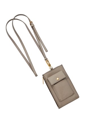 Regulowana torebka na ramię z taupe skóry z przednią kieszenią na zatrzask i złotym wykończeniem, zaprojektowana do noszenia bez użycia rąk.