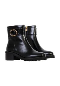 Botas de cuero negro hasta el tobillo con un tacón grueso, que presentan un acento de hebilla dorada y un cierre de cremallera lateral. Textura suave con punta redonda.