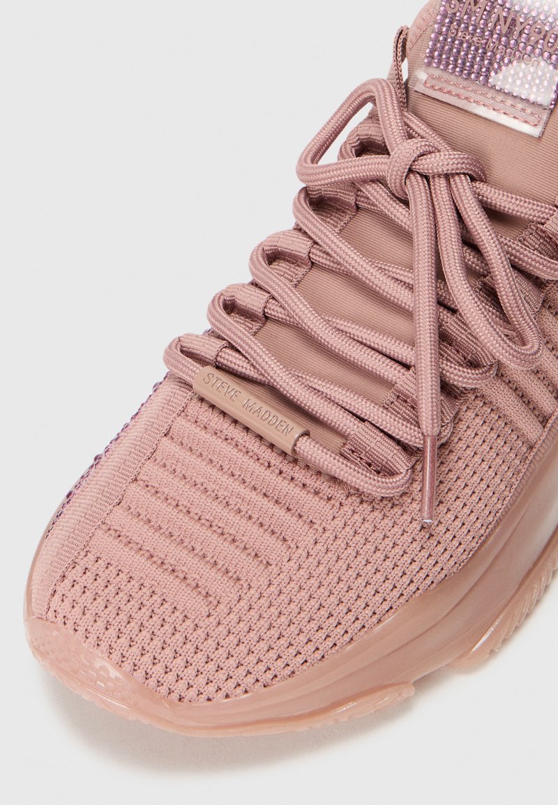 Rosa Sport-Sneaker mit einem strukturierten Mesh-Obermaterial, eng gewebten Schnürsenkeln und einer Gummisohle. Verfügt über ein Logo-Tag an der Seite.