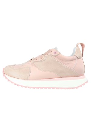 Sneaker con tomaia in suede rosa chiaro e beige, suola intermedia bianca, suola in gomma testurizzata e dettagli accentuati sottili.