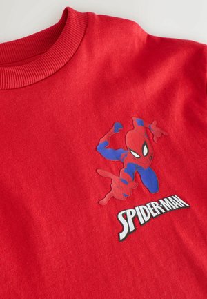 Hanorac roșu din bumbac cu un grafic în relief al lui Spider-Man în albastru și roșu, cu textul "SPIDER-MAN" alb dedesubt.