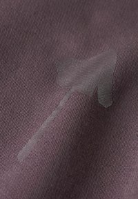 Błyszczący czarny zarys dzwonka na teksturowanym ciemnopurpurowym tle.