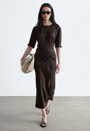 & OTHER STORIES, & OTHER STORIES PLEAT-DETAIL MIDI DRESS - Robe de jour - dark brown