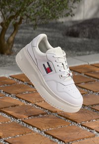 Tommy Jeans - RETRO BASKET FLATFORM - Trainers - white Thumbnail Image 1