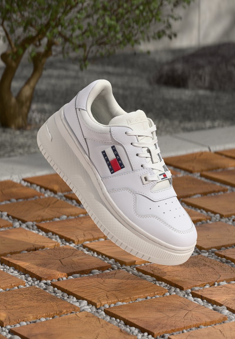Tommy Jeans - RETRO BASKET FLATFORM - Trainers - white, Enlarge