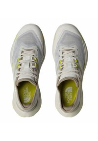 Lichtgrijze sportschoenen met een bovenkant van mesh, textuurdetails, gele accenten en dikke zolen. Bevat een logo op de tong en de binnenzool.