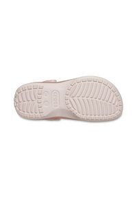 Sandale Crocs rose avec une semelle en caoutchouc texturé. Le dessous présente un motif de bande de roulement en zigzag pour une meilleure adhérence et des détails de logo en relief.