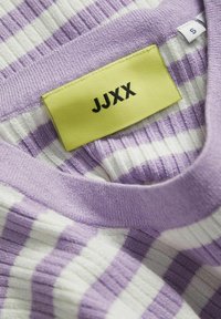 Sudadera de punto a rayas moradas y blancas con un escote amplio. Presenta una etiqueta amarilla con "JJXX" y una pequeña etiqueta de tamaño.