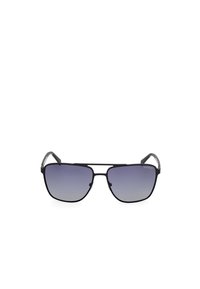 Gafas de sol de metal negro con un diseño elegante y angular, lentes degradados que van de oscuros a claros, y patas negras texturizadas.