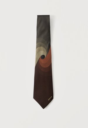 Cravate marron avec motif tourbillonnant dégradé en tons beige, rouille et brun foncé, ornée d'un petit logo doré "Versace" près de la pointe.