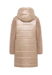 Beige lange gewatteerde jas met een capuchon en textuur met een harige stof aan de mouwen, vanaf de achterkant weergegeven op een witte achtergrond.