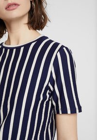 Pieces Triko s potiskem - blue