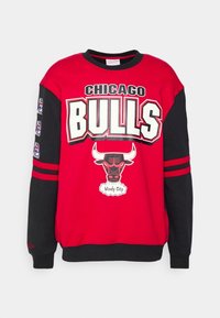Sweat-shirt rouge et noir des Chicago Bulls avec un grand logo, un motif "Windy City" et des accents rayés sur les manches. En mélange de coton.