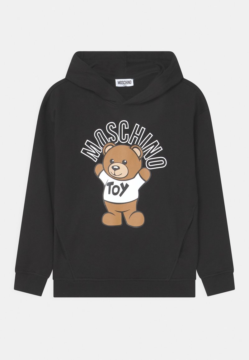 Sweat à capuche noir avec un ours en peluche cartoon portant un t-shirt blanc avec l'inscription "Toy" et le mot "MOSCHINO" au-dessus de l'ours.
