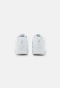 Weiße Sportschuhe mit einer glatten synthetischen Oberseite, strukturierten Details an der Ferse und einem Logo auf der Rückseite. Gummisohle, minimalistisches Design.