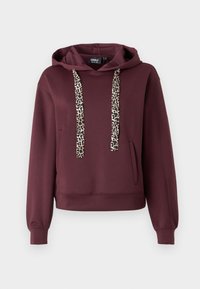 Bordowa bluza z kapturem z leopardzimi sznurkami, przednia kieszeń i ściągacze na rękawach. Wykonana z miękkiego, elastycznego materiału dla wygody.