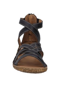 Navy Leder-Sandale mit überkreuzten Riemen, offener Zehe und strukturiertem Fußbett. Verfügt über weiße Nähte und ein atmungsaktives Design für erhöhten Komfort.