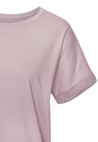 Helles lila T-Shirt mit Rundhalsausschnitt, kurzen Ärmeln mit umgeschlagenen Bündchen und einer glatten, weichen Stofftextur.
