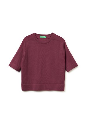 Maglione a maniche corte con collo a giro in un profondo bordeaux, con orlo e maniche a coste, posato su uno sfondo bianco.