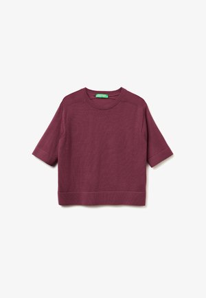 Krótki rękaw, sweter dzianinowy z okrągłym dekoltem w ciemnym burgundzie, z prążkowanym wykończeniem u dołu i mankietami, leżący na białym tle.