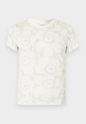 Lühikeste varrukatega valge t-särk helehalli üle suurte lillemustrite ja ümmarguse kaelusega.