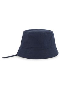 Σκούφο κουβά σε ναυτικό μπλε χρώμα με ευρύ, κατηφορικό γείσο, κατασκευασμένος από ανθεκτικό βαμβακερό υλικό. Διαθέτει λεπτομέρεια ραφής και πλευρικό λουράκι.