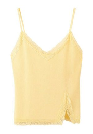 Camiseta amarilla con tirantes finos, detalle de encaje en el escote, el dobladillo y la abertura lateral.