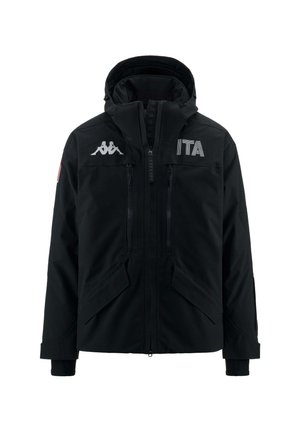 Giacca nera impermeabile con colletto alto, tasche con zip, logo Kappa e "ITA" stampato in bianco sul petto. Polsini regolabili.