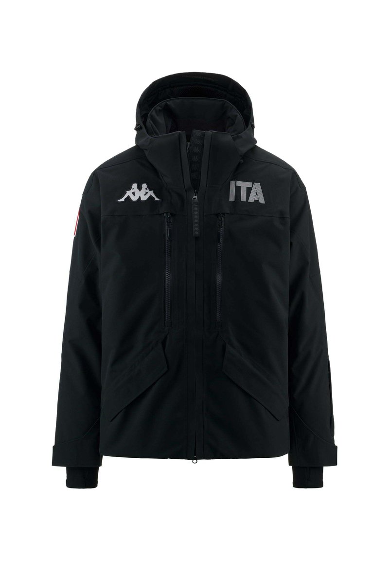 Giacca nera impermeabile con colletto alto, tasche con zip, logo Kappa e "ITA" stampato in bianco sul petto. Polsini regolabili.
