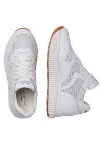 Sneaker sportive bianche con tomaia perforata, suola in gomma texturizzata e chiusura con lacci. Presenta dettagli in gomma sulla suola e linguetta con marchio.