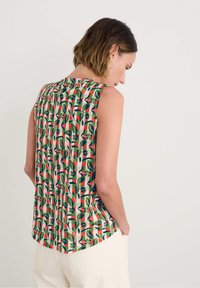 Top fără mâneci, cu un model în verde, roșu și bleumarin, având un design floral; material moale, hem rotunjit și detaliu cu pliu la spate.