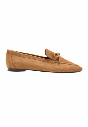 Tan ruskind flad loafer med spids tå, dekorativ sløjfe på vamp og sort tynd lav hæl på hvid baggrund.