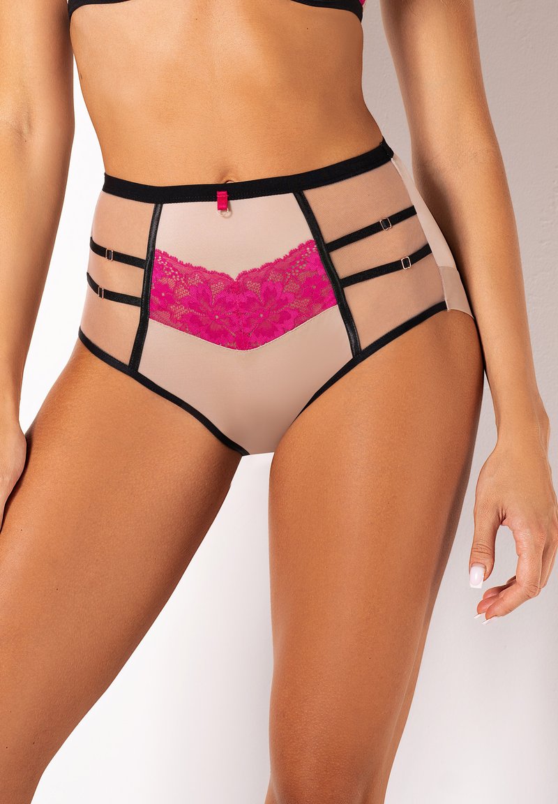 Beżowa, wysoka bielizna z czarnymi wykończeniami, z przezroczystymi panelami, różowymi koronkowymi detalami w kwiaty oraz ozdobnymi paskami z metalowymi akcentami.