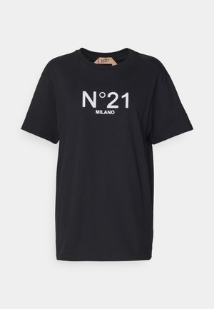 Musta lyhythihainen t-paita, jossa valkoinen "N°21 MILANO" -teksti painettuna edessä, pyöreä pääntie ja pieni etiketti kauluksen sisällä.