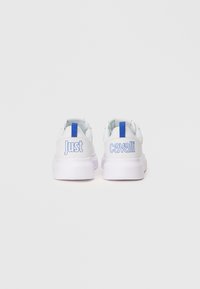 Adidași albi cu accente albastre, având text embosat „Just” și „cavalli” pe toc; din piele netedă și talpă din cauciuc.