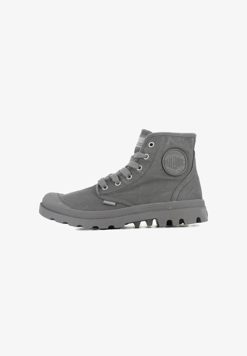 Zapatillas altas grises de lona, con puntera redondeada de goma, suela texturizada y un parche de logo circular en el lateral.
