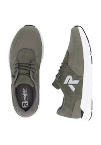 Zelené sportovní boty s kombinací hladké semišové a síťované svrchní části, bílé gumové podrážky a šedým logem na boku.