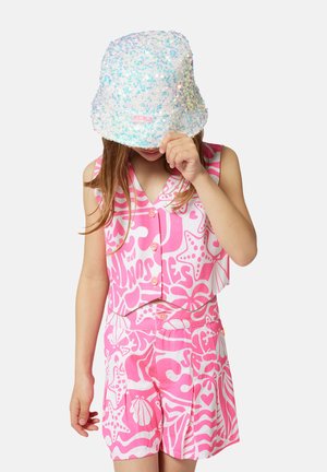 Haut sans manches rose et short à motifs blancs audacieux ; associé à un chapeau seau pastel scintillant. Le matériau semble léger.
