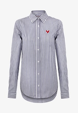 Gestreept overhemden met afwisselend marineblauwe en witte strepen, een puntige kraag, lange mouwen en een rode hartborduurwerk op de linkerborst.