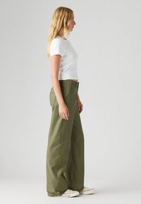 Levi's® 90S STRAIGHT - Hlače - ivy green