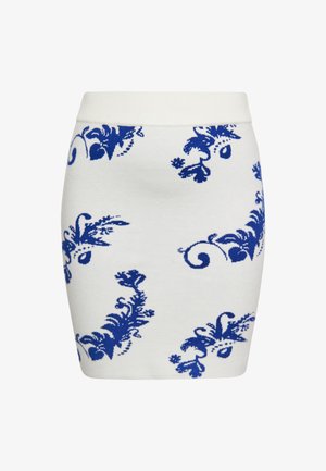 Sukienka ołówkowa z dzianiny w kolorze białym z niebieskimi kwiatowymi wzorami, z dopasowanym krojem i elastycznym paskiem w talii dla wygody i elastyczności stylu.