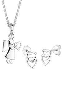 Silberne Schmuckset bestehend aus einer Halskette mit einem Engel-Anhänger, der ein Herz hält, und Steckerohrringen mit ineinander verschlungenen Herzformen.