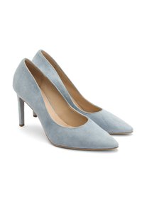 Jasnoniebieskie zamszowe szpilki z ostrym noskiem i smukłą sylwetką, z cienkim obcasem typu stiletto i gładką podszewką.