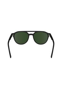 Ochelari de soare negri cu lentile verzi, cu un cadru rectangular elegant și un design unic cu decupaj la punte. Materialul cadrului pare mat.